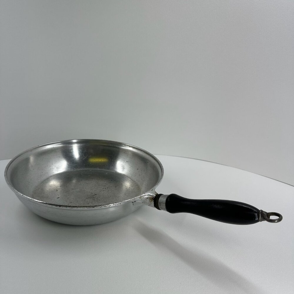 Vintage Wear-Ever No410 Aluminum Skillet Frying Pan Wood Handle USA Round Silver